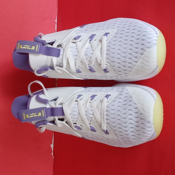 BRAND NEW NIKE LEBRON WITNESS V - Picture 3 of 16